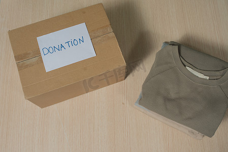 用于概念捐赠和再利用回收的盒装衣服