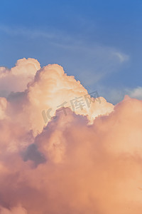 粉色云彩背景摄影照片_多彩柔和色调的云彩背景