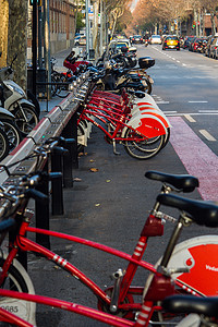 公共自行车摄影照片_巴塞罗那，波布尔诺，2016 年 2 月-巴塞罗那公共交通自行车