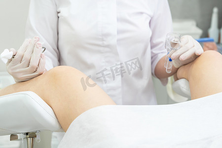 妇科医生在病人检查前在诊所使用阴道窥器