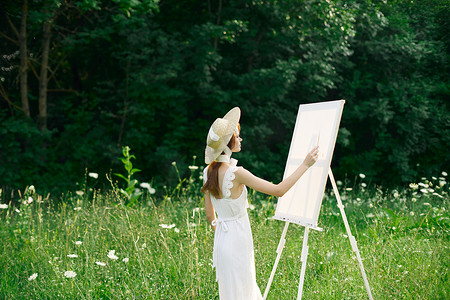 大自然中穿白裙的女人画一幅风景画