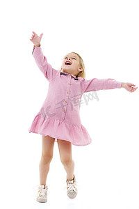 一个穿着裙子的小女孩正在纺纱。