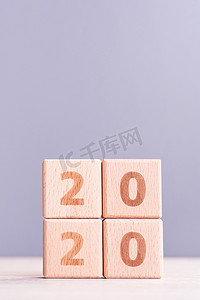 新年计划2019摄影照片_摘要 2020、2019 新年目标计划设计理念 — 木桌上的木块立方体和柔和的蓝色背景，特写，空白复制空间。