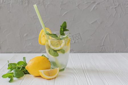 新鲜的夏季柠檬饮料。