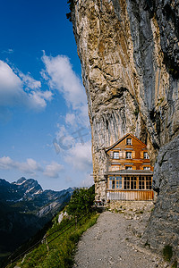 瑞士阿尔卑斯山和 Aescher 悬崖下的山间餐厅，从瑞士阿彭策尔地区的 Ebenalp 山望去 Aescher 悬崖