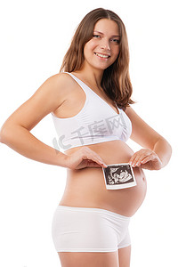 孕妇拿着她的超声波照片