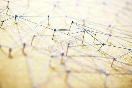 彩色纱线从钉节点到点头的抽象网线连接