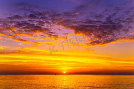 大海太阳摄影照片_夕阳下的海云