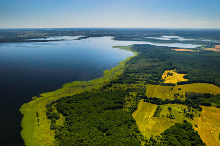 最美公厕摄影照片_布拉斯拉夫湖国家公园 Drivyaty 湖的顶视图，白俄罗斯最美丽的湖泊。湖中的一个岛屿。白俄罗斯。