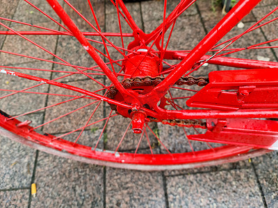 车轮的辐条摄影照片_在带金属辐条的红色自行车车轮上的选择性焦点特写视图。