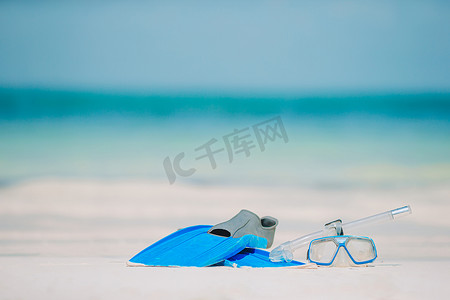 通气管摄影照片_白沙滩上的浮潜设备面罩、通气管和鳍
