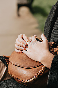 一只手拿着橡皮圈，婚姻观念和自由，现代性