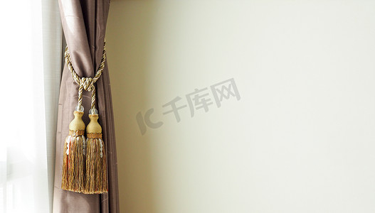 优雅的窗帘靠近墙壁。