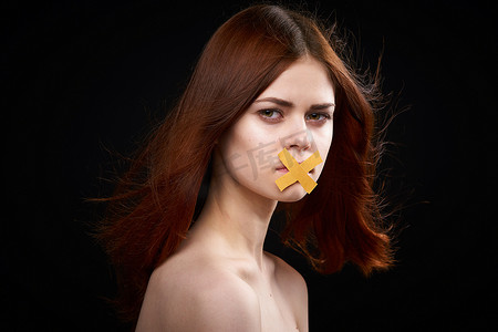 裸露肩膀的女人嘴巴被胶带封住，禁止节食