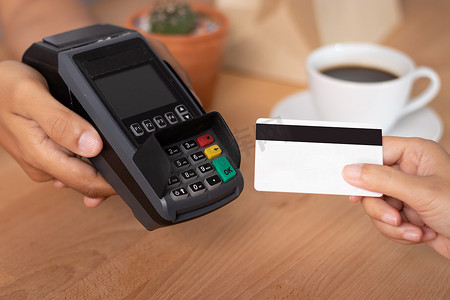 购物期间，顾客在商店销售点终端使用信用卡购物车付款、无现金技术和信用卡支付概念
