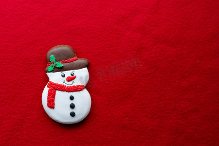 圣诞装饰模拟或 flatlay 与雪人在红色背景。