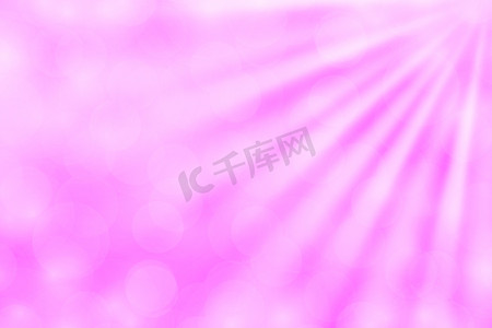 彩色紫色散景灯光束照在渐变紫色背景上用于复制空间，散景彩色浅紫色柔和阴影，散景灯照在渐变柔和紫色上