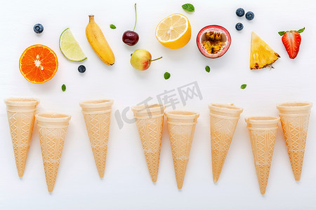 球冰淇淋摄影照片_平躺各种新鲜水果蓝莓、草莓、橙子、班