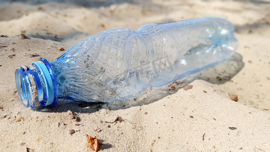 受污染的地球摄影照片_瓶子是塑料的。