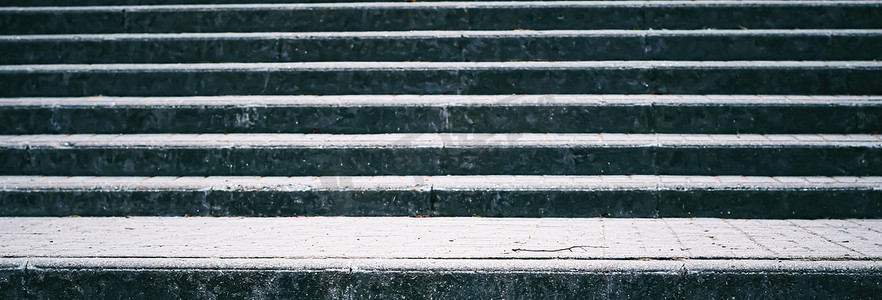 金属线条摄影照片_城市混凝土楼梯，以城市为背景的楼梯台阶
