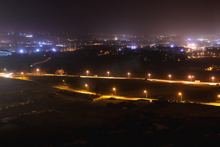 马耳他旧首都姆迪纳周围照明道路和场地的夜间全景。