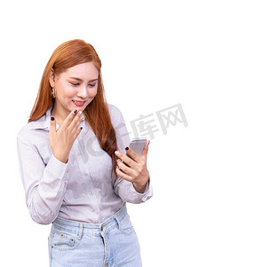 开朗可爱、美丽的年轻亚洲女性通过手机在社交网络中与朋友聊天，在白色背景中与剪切路径隔离感到惊讶
