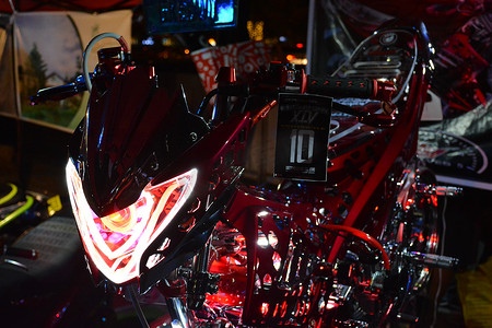 赛博朋克酒馆摄影照片_在披赛帕赛的 Bumper to Bumper 车展上定制摩托车