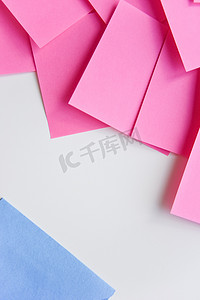 一个角落摄影照片_选择性焦点，粉色贴纸在一个角落，蓝色贴纸在