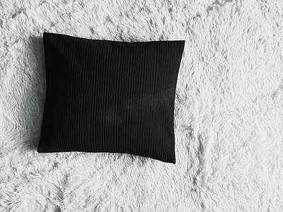 白色蓬松格子毯上的黑色垫枕作为平躺背景、卧室顶视图和家居装饰