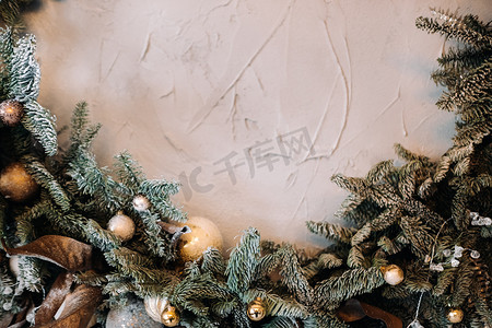 圣诞节背景与圣诞树和浅色背景上的装饰