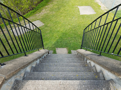 灰色水泥台阶或带栏杆的楼梯