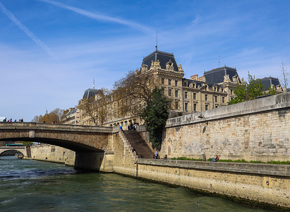 巴黎/法国 — 2019年4月6日：横跨塞纳河的桥梁和巴黎美丽的历史建筑