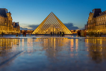 晚上看著名的卢浮宫博物馆和卢浮宫金字塔