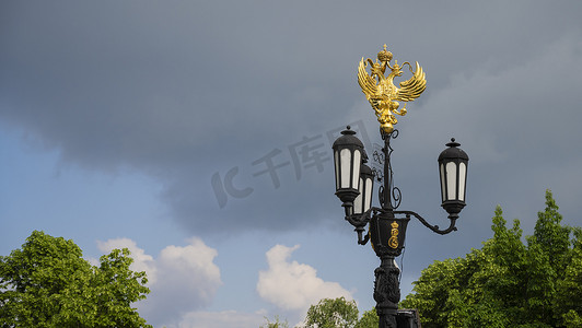 俄罗斯克拉斯诺达尔市一盏带有俄罗斯国徽的路灯。