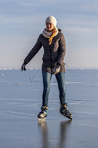 在匈牙利巴拉顿湖上滑冰的小女孩