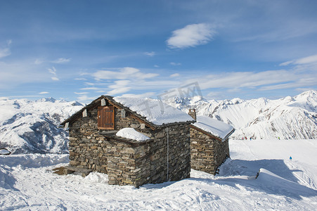雪中​​孤立的山间小屋