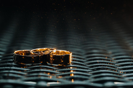 方格网格上的两枚结婚戒指和一枚订婚戒指。