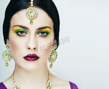 年轻漂亮的白人女性，比如戴着民族珠宝的印度人，特写是白人、新娘妆容鲜艳的时尚人士
