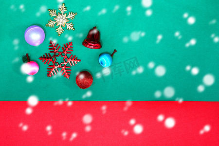 红绿坝上的圣诞小玩意、雪花水果和响铃