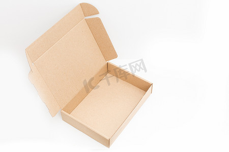 包装盒子样机摄影照片_网上购物，在白色背景上打开盒子，带复制空间