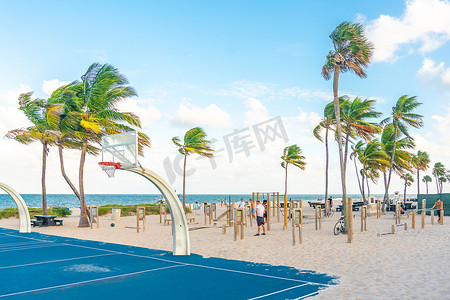 佛罗里达州劳德代尔堡 — 2019年9月20日：阳光明媚的夏日，人们在佛罗里达州劳德代尔堡享受海滩健身房
