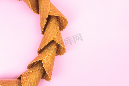 粉红色背景中用于冰淇淋的圆滑的华夫饼锥