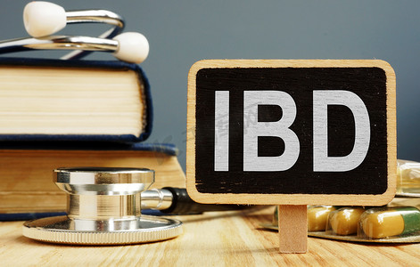 黑板上有标志炎症性肠病 IBD 和听诊器。
