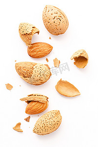 关闭一组杏仁坚果壳和破裂的杏仁壳隔离在白色背景。