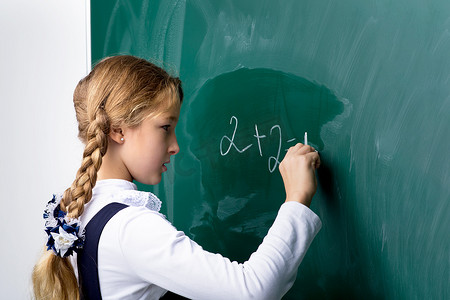 女学生在教室黑板上写字