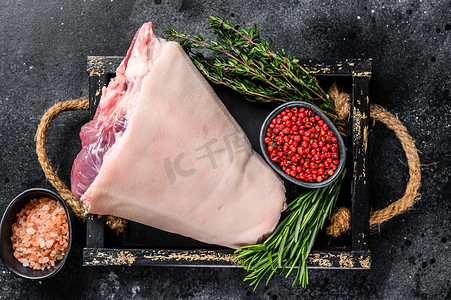 新鲜生猪肉 Eisbein 指节火腿放在带肉刀的木盘中。