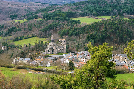 风景与法国 Saint-Nectaire 教堂