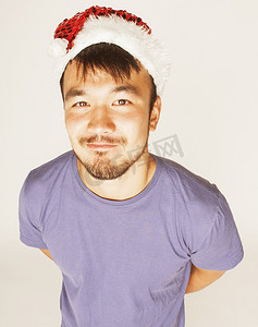 有趣的异国情调亚洲圣诞老人在新年红帽微笑