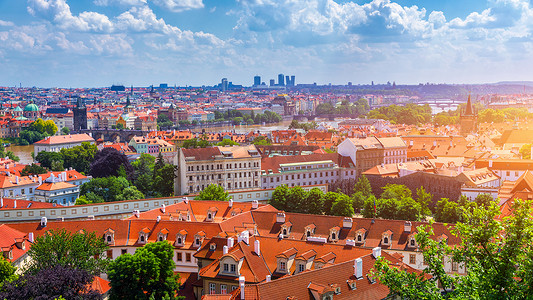布拉格红色屋顶和布拉格历史老城的十几个尖塔