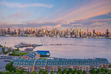 曼哈顿地平线都市风景在日落的，纽约